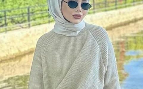 Maltepe türbanlı escort, zarif ve gizemli görünümüyle çekici bir pozda.