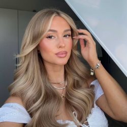 Maltepe ateşli ve fantezi escort Dilber, sarışın uzun saçlı, 155 cm boy, 45 kilo, 35.5 ayak numarası ile çekici bir pozda.