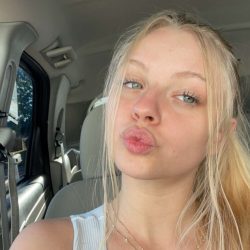 Ataşehir escort Ece, zarif ve tutkulu bir pozla çekici bir görünüm sergiliyor.