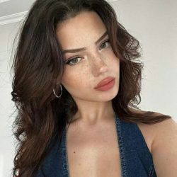 Kozyatağı doyumsuz escort Halenur, enerjik ve ateşli bir pozla çekiciliğini gösteriyor.