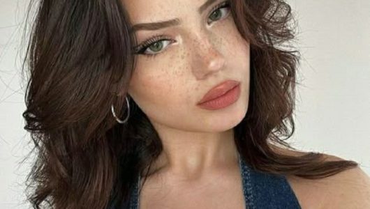 Kozyatağı doyumsuz escort Halenur, enerjik ve ateşli bir pozla çekiciliğini gösteriyor.