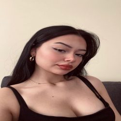 İçerenköy escort Golden Shower Ahsen, cesur ve çekici bir pozla fantezilerini sergiliyor.