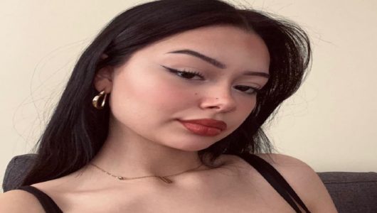 İçerenköy escort Golden Shower Ahsen, cesur ve çekici bir pozla fantezilerini sergiliyor. İçerenköy escort Golden Shower Ahsen, cesur ve çekici bir pozla fantezilerini sergiliyor.