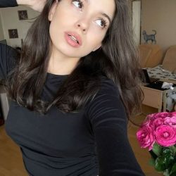 Kadıköy lezbiyen escort, samimi ve çekici bir pozla enerjisini yansıtıyor.