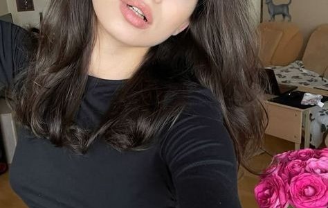 Kadıköy lezbiyen escort, samimi ve çekici bir pozla enerjisini yansıtıyor.