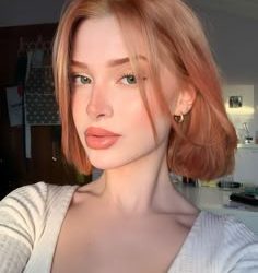 Ateşli temiz Ataşehir escort Melisa, zarif ve şehvetli bir pozda.