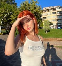 Ataşehir Anadolu Yakası eskort Aslı, zarif bir pozla çekiciliğini sergiliyor.