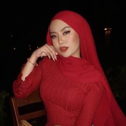 Ataşehir evli escort Gamze, modern bir ortamda zarif bir kıyafetle poz veriyor, profesyonel escort hizmetlerini temsil ediyor.